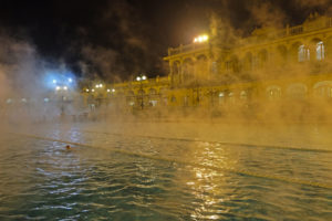 Szechenyi-badet i Budapest er populært for både lokale og turister på kveldstid.