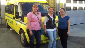 Gro, Nina og Elin foran ambulansen