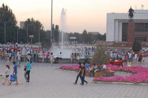 Ala-Too square i Bishkek var livlig når det nærmet seg kvelden.