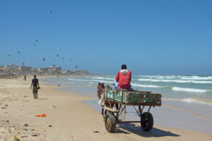 Stranden blir mye brukt av de lokale - både til å fiske, bøte garn, jobbe, frakte, trene og slappe av.