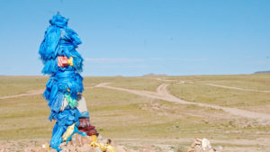 Mange steder kan man se de blå silkesjalene som kalles khadag på stener, trær og på hellige steder. Blå er en hellig farge i Mongolia.