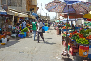 Gatemarked i sentrum av Dakar.