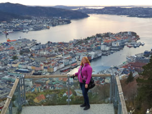 Kvinne ved utsiktspunkt over Bergen